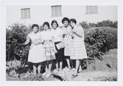 فكتوريا خميس برفقة صديقاتها، 1958