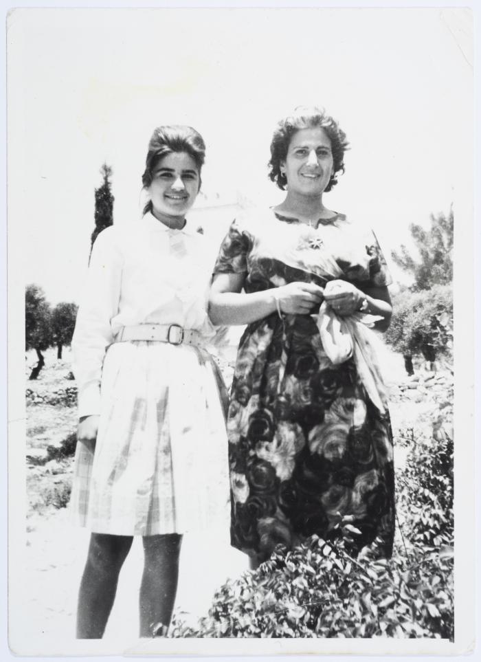 ميلادة خميس برفقة طالبة، 1963