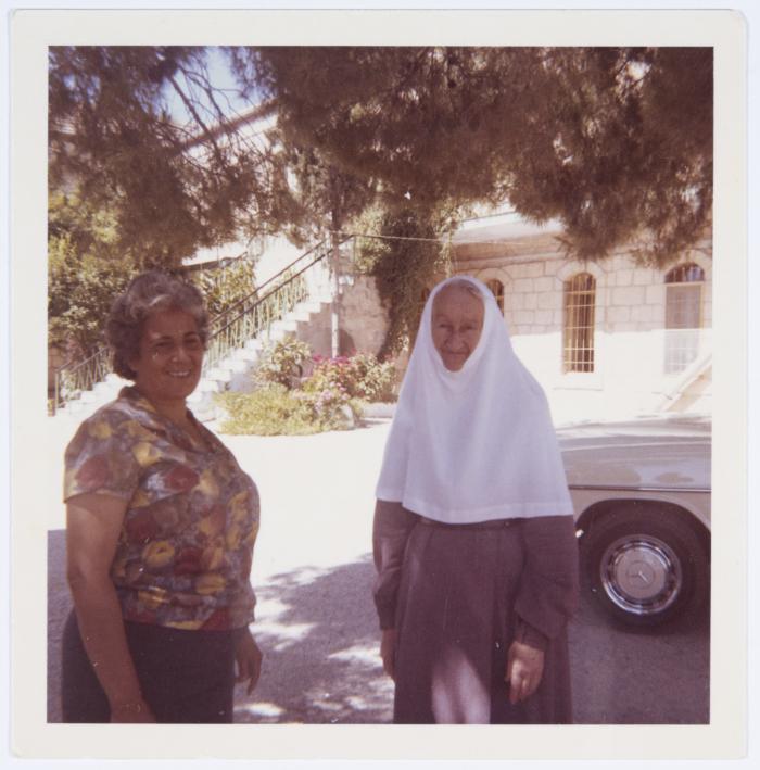 ميلادة خميس مع راهبة، 1971