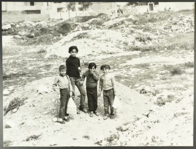 أطفال على أطراف مخيم للاجئين الفلسطينيين، لبنان، 1980- 1989