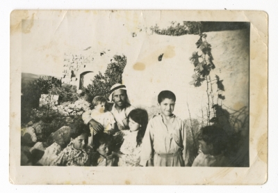 راغب عبد الجبار وأولاده أمام قصر الكايد في سبسطية