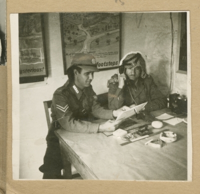 أفراد من الجيش الأردني في مكتب بوابة مندلبوم