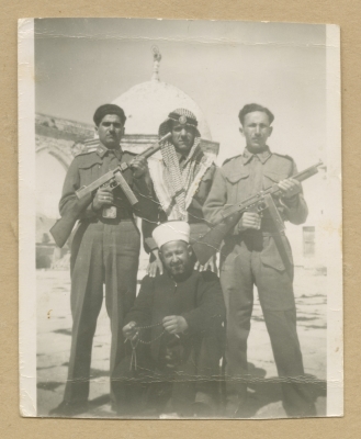 فطين جابر مع فردين من الجيش الأردني مع الشيخ إسماعيل الأنصاري في الحرم