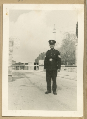 مسؤول بوّابة مندلبوم أمام البوّابة بعد إغلاقها