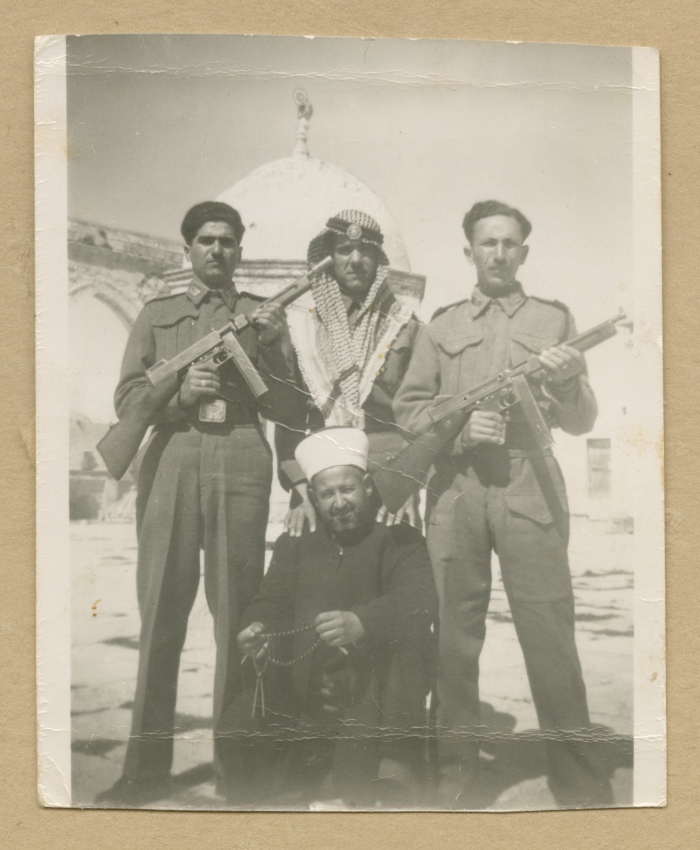 فطين جابر مع فردين من الجيش الأردني مع الشيخ إسماعيل الأنصاري في الحرم