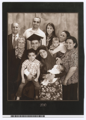 صورة عائلية لأفراد من عائلة داغر بمناسبة تخرج أحد أفراد العائلة في أمريكا