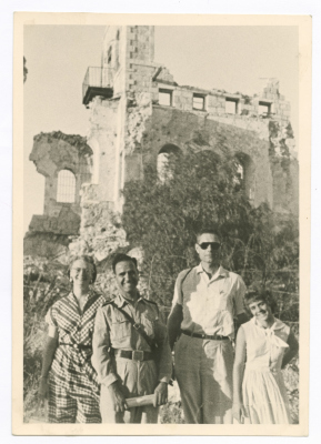 ضابط في هيئة الأمم المتحدة وعائلته قرب بوابة مندلبوم برفقة مسؤول البوابة