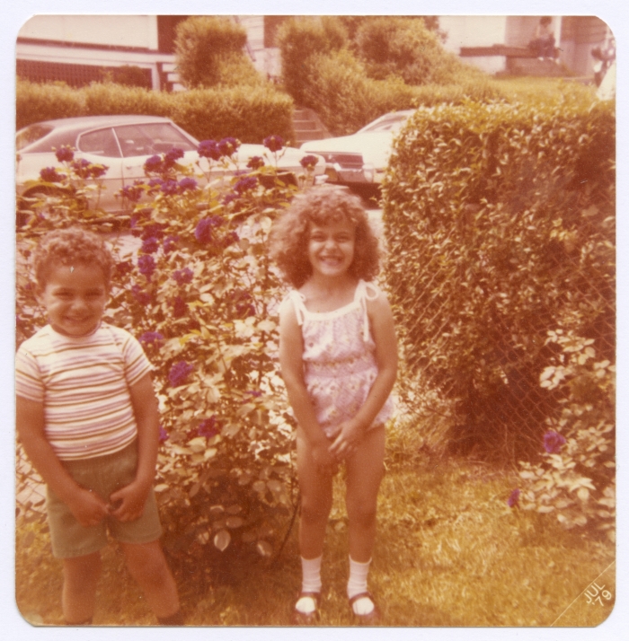 أشقاء من عائلة عباس في الطبيعة في أمريكا