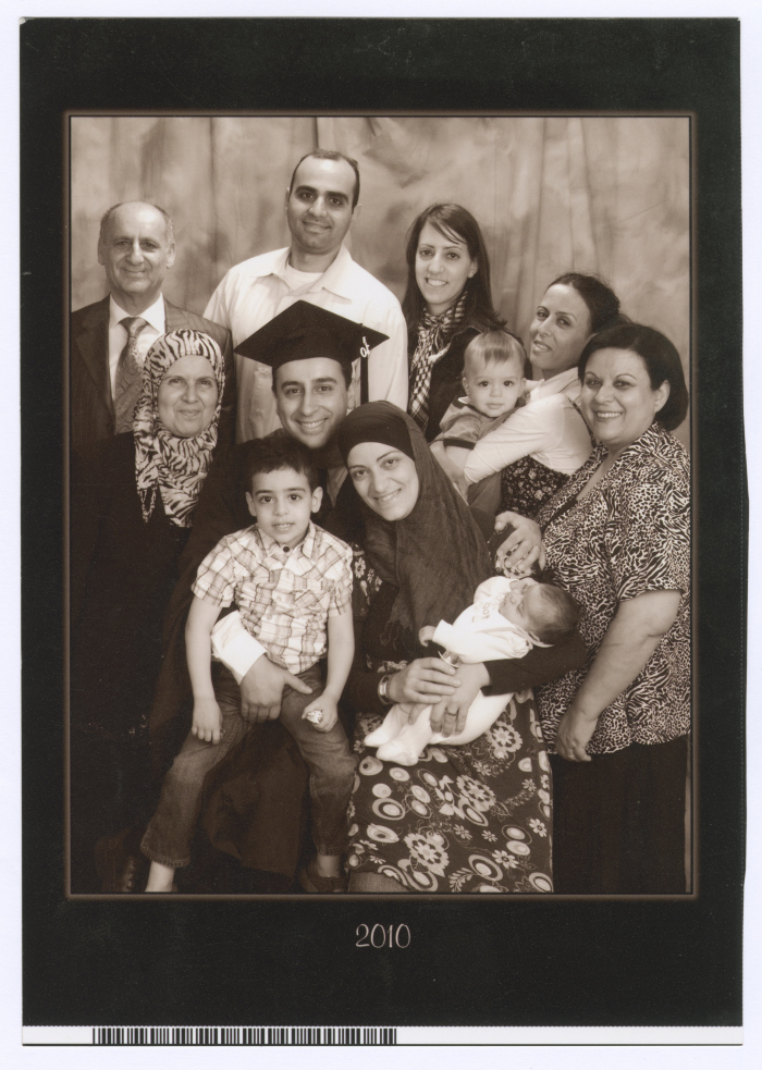 صورة عائلية لأفراد من عائلة داغر بمناسبة تخرج أحد أفراد العائلة في أمريكا