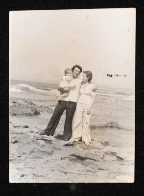 يسرى عواودة وزوجها حسين وابنتهم يارا، بيروت، 1976