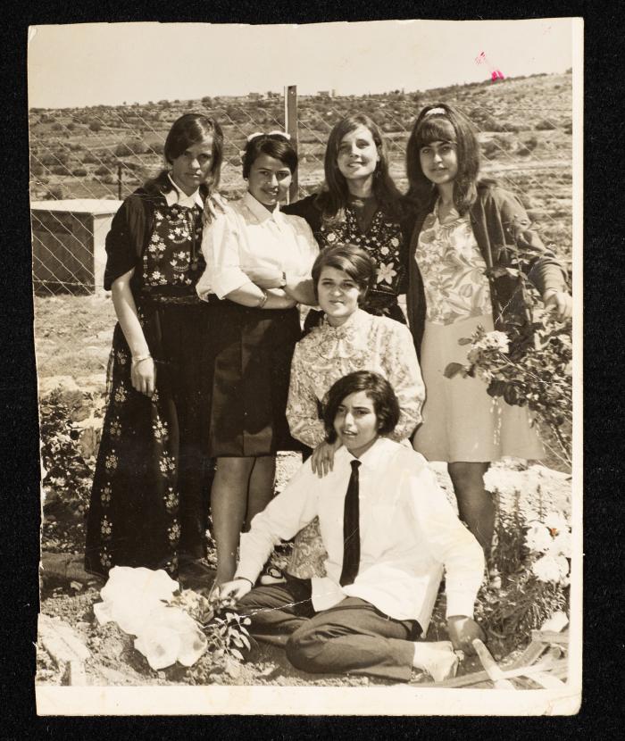 يسرى عواودة وزميلاتها، دورا، 1969