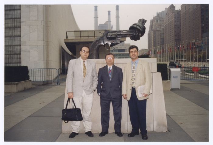 ثلاث صحفيين 