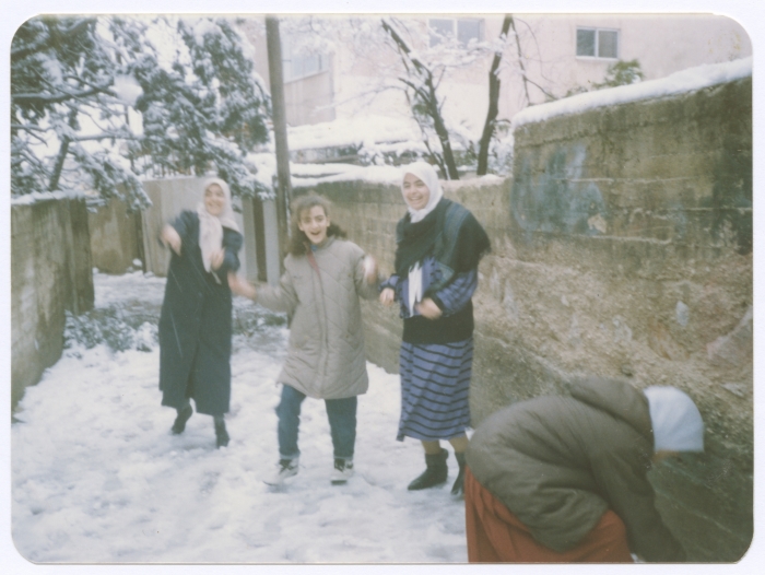 شقيقات من عائلة ذياب يلعبن بالثلج