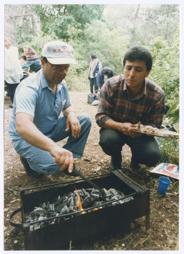 افراد من عائلة داغر في رحلة ترفيهية في عين الحمام في بيرزيت