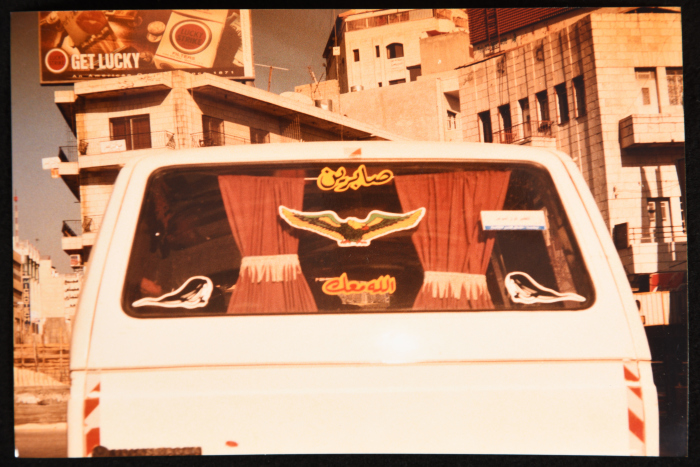 عبارات دينية مطبوعة على سيارة عمومية