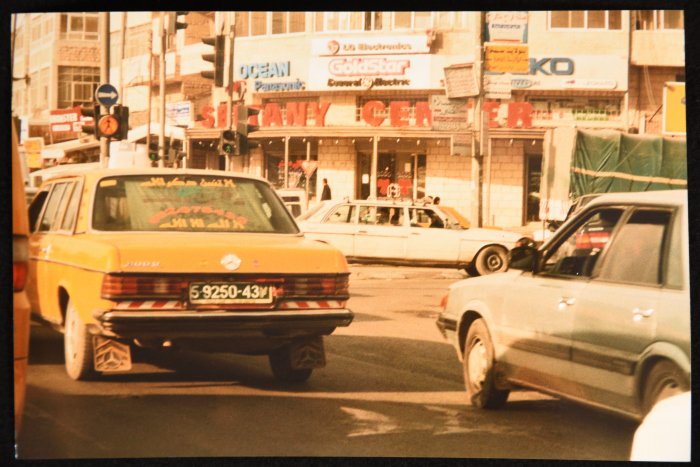 عبارات دينية مطبوعة على سيارة عمومية