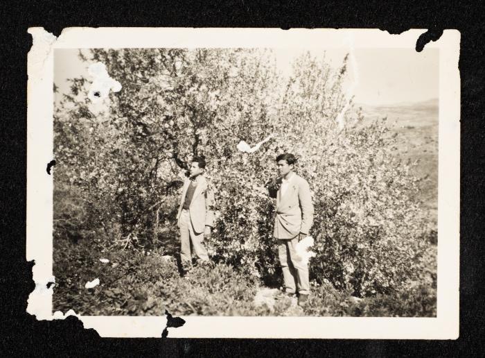 حسن محمد رجب برفقة صديقه، كفر اللبد- طولكرم، سبعينيات القرن العشرين