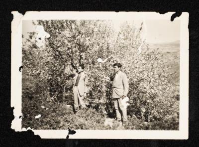 حسن محمد رجب برفقة صديقه، كفر اللبد- طولكرم، سبعينيات القرن العشرين