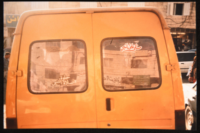 عبارات دينية مطبوعة على سيارة عمومية