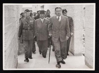 أنور نسيبة ومجموعة من العساكر، 1953