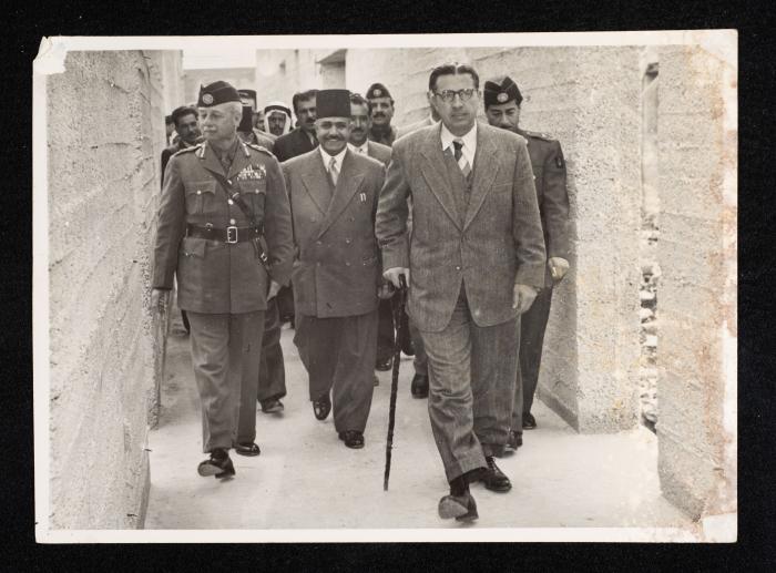 صورة لأنور نسيبة أثناء شغله منصب وزير الدفاع، خمسينيات القرن العشرين