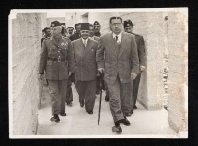 صورة لأنور نسيبة أثناء شغله منصب وزير الدفاع، خمسينيات القرن العشرين