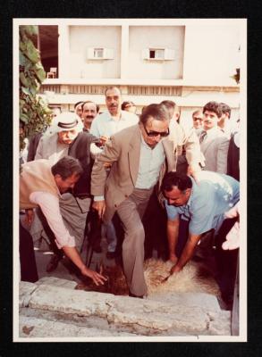 أنور نسيبة يخطو عن الخاروف وحوله مجموعة من الأشخاص، 1984