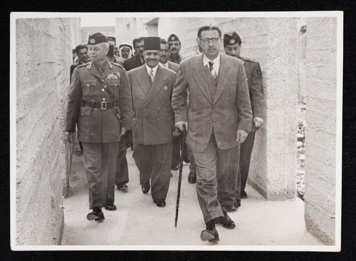 أنور نسيبة ومجموعة من العساكر، 1953