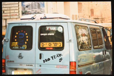 عبارات مطبوعة على سيارة عمومية