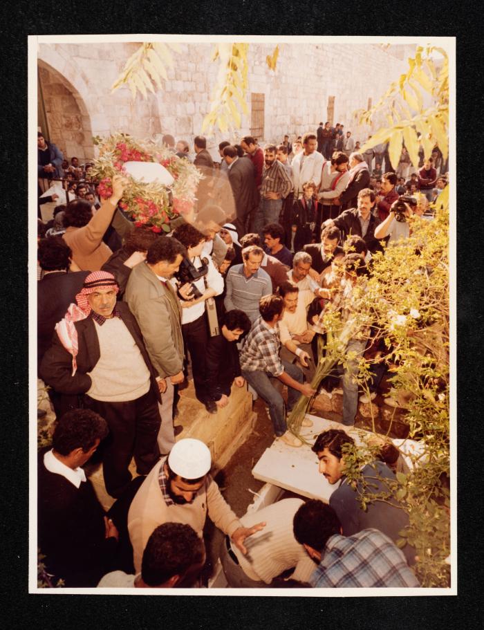 صورة من مراسم دفن أنور نسيبة، باب الأسباط، تشرين الثاني 1986