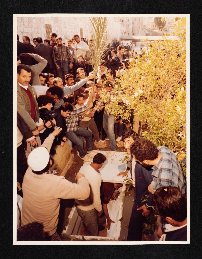 صورة من مراسم دفن أنور نسيبة، باب الأسباط، تشرين الثاني 1986