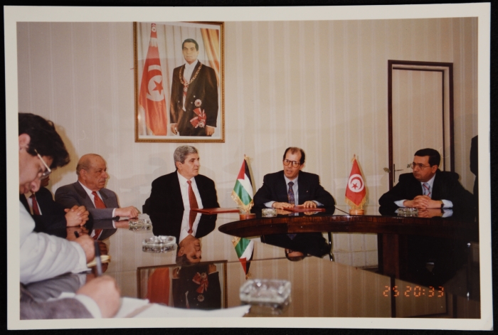 الدكتور سمير غوشة خلال توقيع اتفاقية مع وزير الشؤون الاجتماعية والعمل  في تونس 