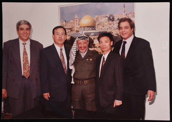 الدكتور سمير غوشة خلال زيارة وفد من طاقم الخبراء الكوريين الى مقر ياسر عرفات في غزة 