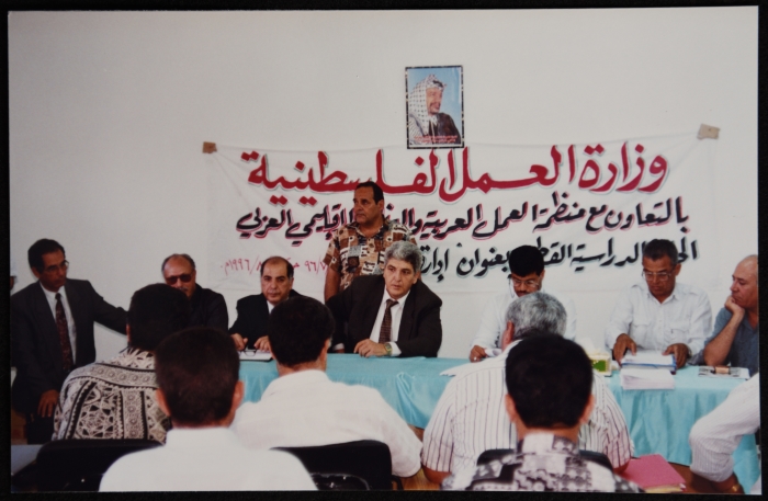 الدكتور سمير غوشة خلال مؤتمر تعقده وزارة العمل الفلسطينية 