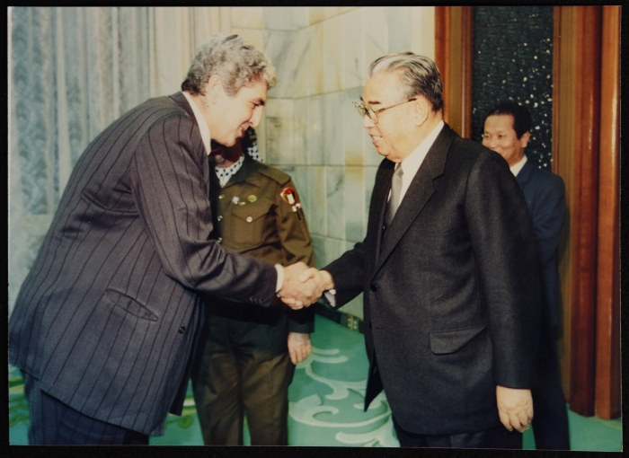 الدكتور سمير غوشة يصافح رئيس كوريا الشمالية كيم ال سونغ  