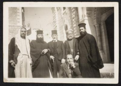 حنا خميس برفقة كهنة الروم الأرثودوكسي، 1947