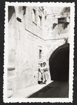 فكتوريا خميس برفقة صديقتها، 1953