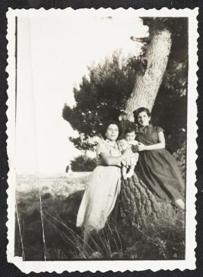 فيكتوريا خميس ودلال خميس، 1955 