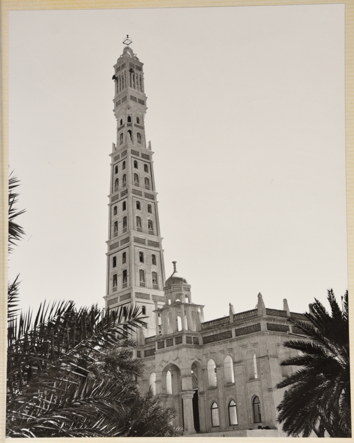 مناظر جمالية لأماكن تاريخية دينية في جمهورية اليمن الديمقراطية 