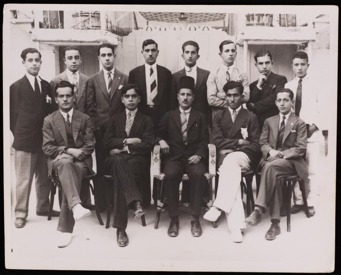 عبد الرحيم محمود برفقة أستاذه وزملائه في مدرسة النجاح الوطنية، نابلس، 1931