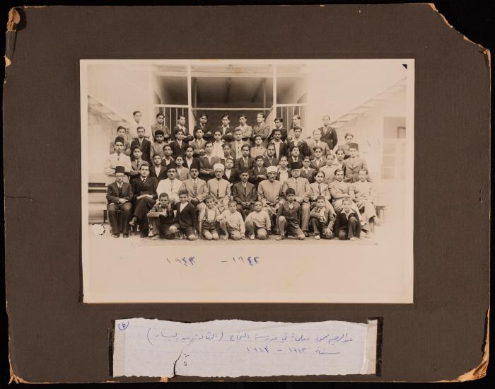 عبد الرحيم محمود مع طلابه وزملائه في مدرسة النجاح الوطنية، نابلس، 1942-43