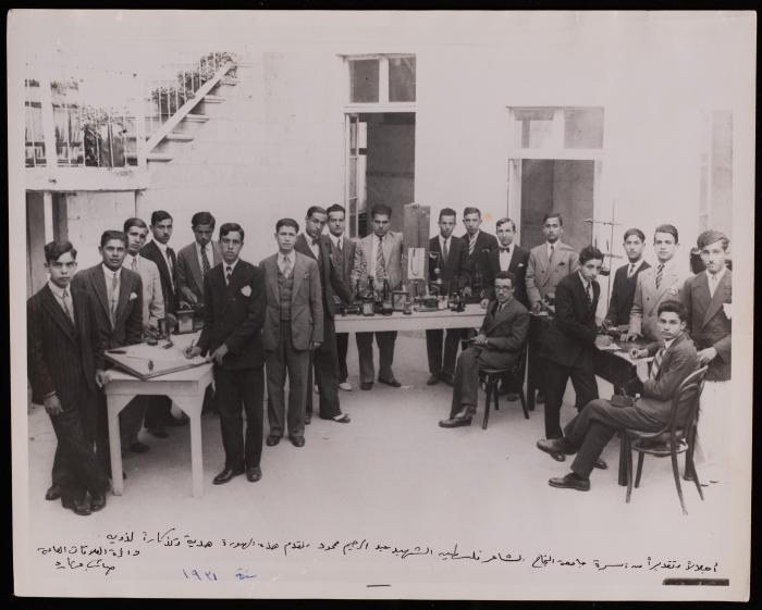 عبد الرحيم محمود برفقة أستاذه وزملائه في مدرسة النجاح الوطنية، نابلس، 1931
