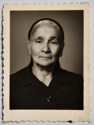 صورة شخصية للسيدة نايفة جدة السيد إميل عشراوي في السبعينيات