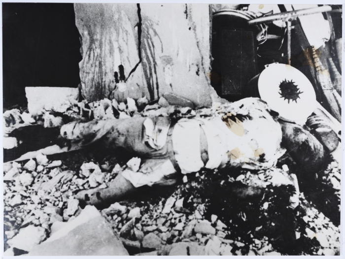 جثة لشهيد خلال الاجتياح الإسرائيلي على لبنان