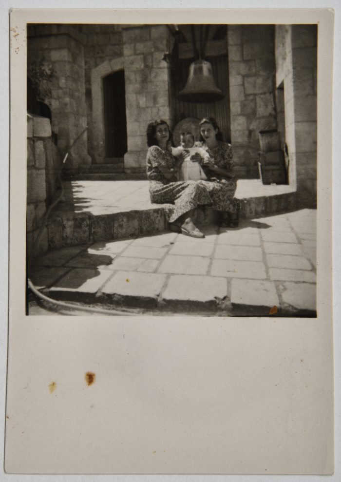 سلوى عشراوي برفقة صديقتها وطفلها