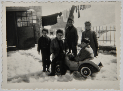 عائلة عشراوي يلعبون في الثلج في عام 1950 