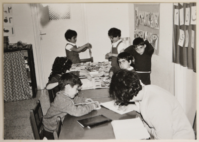 طلاب مدرسة البيت الإنجيلي للبنات في رام الله في صفوفهم الدراسية