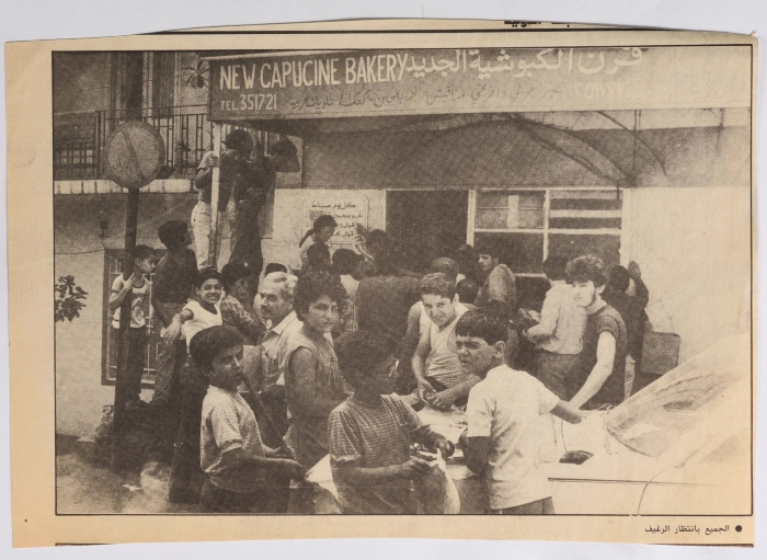 حشود أمام مخبز، قصاصة من جريدة، 1982