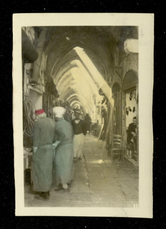 أحد أسواق البلدة القديمة في مدينة القدس، عشرينيات القرن العشرين