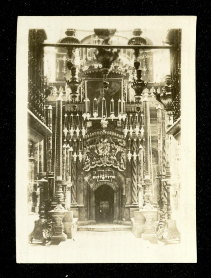 غرفة القبر في كنيسة القيامة في مدينة القدس، عشرينيات القرن العشرين